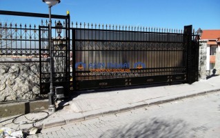 Yana Kayar Bahçe Kapıları
